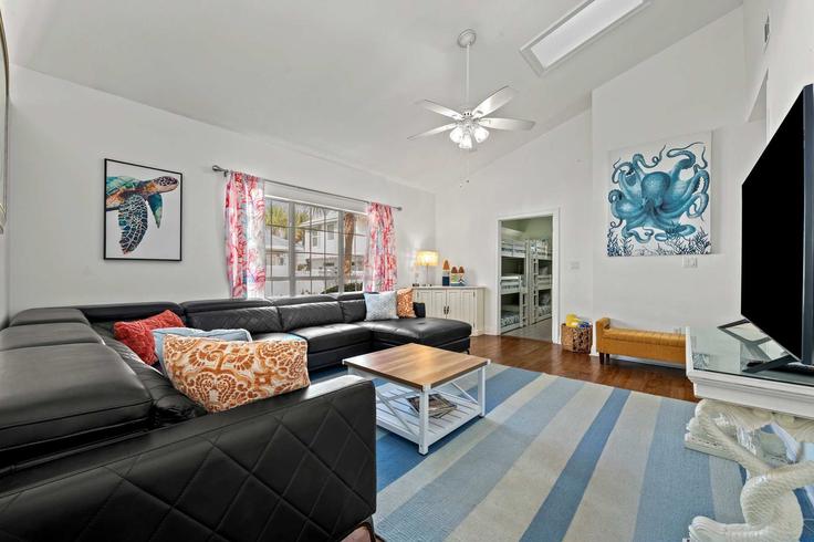 Sala de estar elegantemente projetada com móveis modernos em um apartamento no Building Luke Avenue - mydestinbeachvacation - 1354368 em Destin, Destin