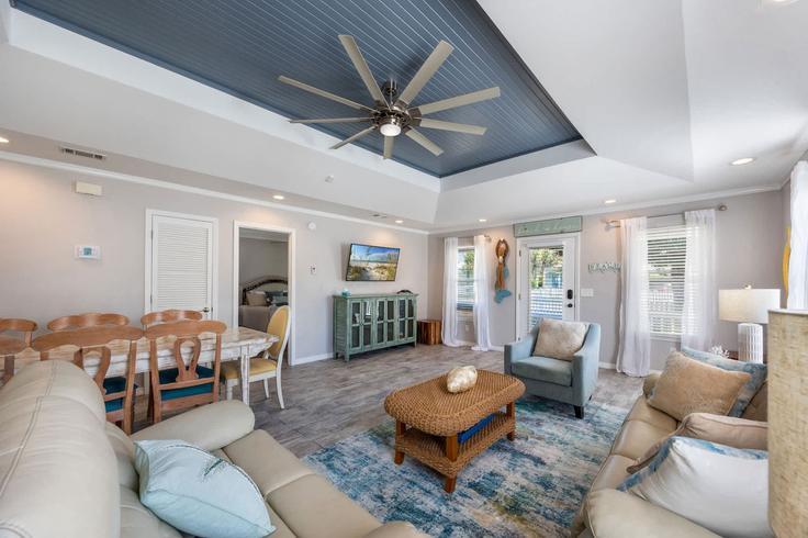 Sala de estar elegantemente projetada com móveis modernos em um apartamento no Building Luke Avenue - mydestinbeachvacation - 1354367 em Destin, Destin