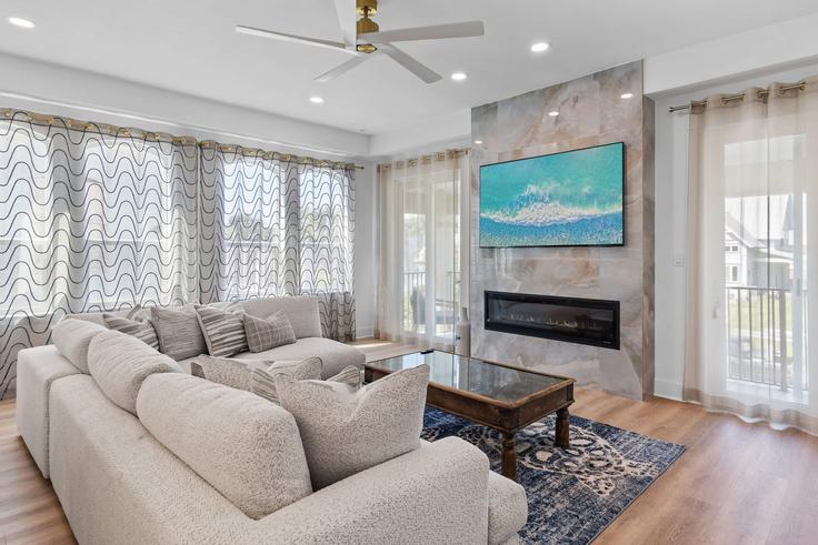 Miramar Beach Miramar BeachのBuilding Saint Francis Drive South - mydestinbeachvacation - 1471179のアパートメントにある、モダンな家具を備えたエレガントなデザインのリビングルーム