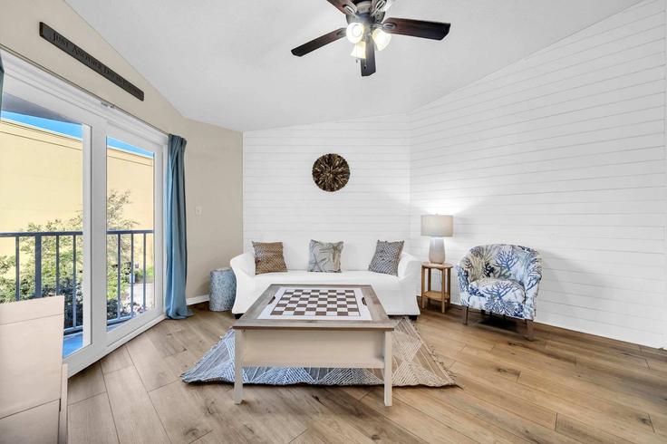 Elegant gestaltetes Wohnzimmer mit moderner Einrichtung in einer Wohnung im Building Scenic Highway 98 - mydestinbeachvacation - 1285925 - USA in Miramar Beach, Miramar Beach Elegant gestaltetes Wohnzimmer mit moderner Einrichtung in einer Wohnung im Building Scenic Highway 98 - mydestinbeachvacation - 1285925 - USA in Miramar Beach, Miramar Beach