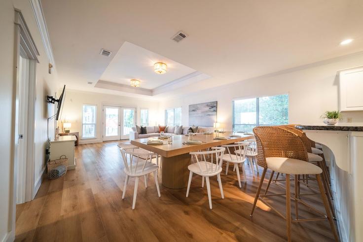 Destin DestinのBuilding Luke Avenue - mydestinbeachvacation - 1627183のアパートメントにある、モダンな家具を備えたエレガントなデザインのリビングルーム Destin DestinのBuilding Luke Avenue - mydestinbeachvacation - 1627183のアパートメントにある、モダンな家具を備えたエレガントなデザインのリビングルーム