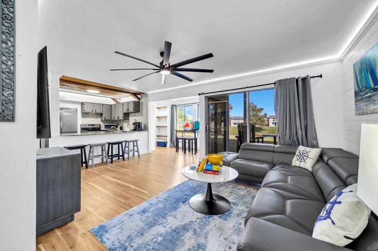 Destin, Destin에 위치한 Building Gulf Terrace Drive - mydestinbeachvacation - 1695251 유닛의 세련된 인테리어가 돋보이는 거실 Destin, Destin에 위치한 Building Gulf Terrace Drive - mydestinbeachvacation - 1695251 유닛의 세련된 인테리어가 돋보이는 거실