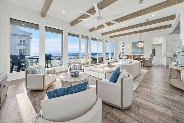 Elegant gestaltetes Wohnzimmer mit moderner Einrichtung in einer Wohnung im Building Gulf Drive - mydestinbeachvacation - 1627182 in Lower Grand Lagoon, Lower Grand Lagoon