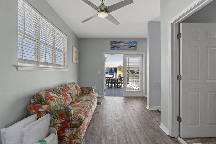 Sala de estar elegantemente projetada com móveis modernos em um apartamento no Building Scenic Highway 98 - mydestinbeachvacation - 1285937 - USA em Destin, Destin