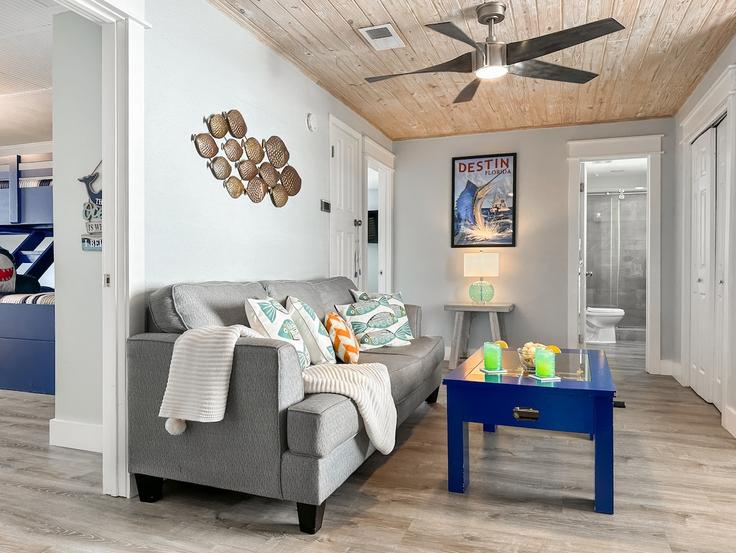 Sala de estar elegantemente projetada com móveis modernos em um apartamento no Building Cobia Street - mydestinbeachvacation - 1285907 - USA em Destin, Destin