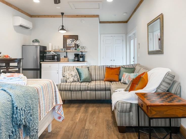 Destin DestinのBuilding Luke Avenue - mydestinbeachvacation - 1285889 - USAのアパートメントにある、モダンな家具を備えたエレガントなデザインのリビングルーム Destin DestinのBuilding Luke Avenue - mydestinbeachvacation - 1285889 - USAのアパートメントにある、モダンな家具を備えたエレガントなデザインのリビングルーム