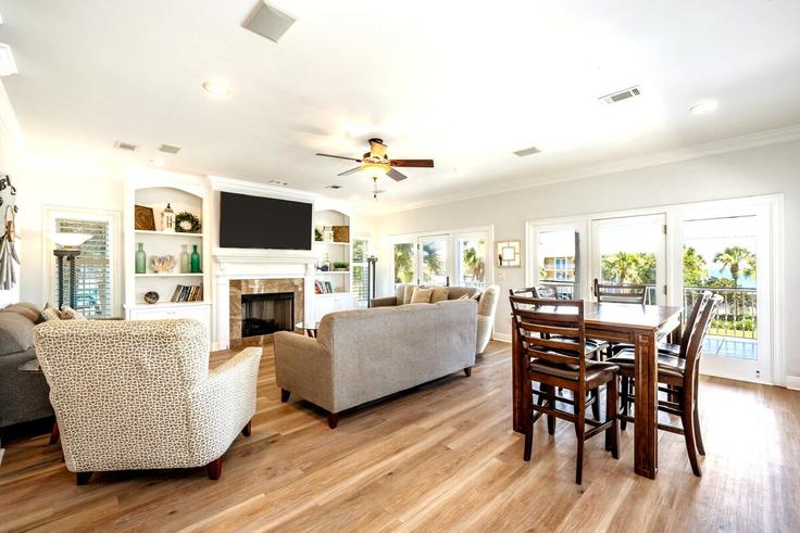 Sala de estar elegantemente projetada com móveis modernos em um apartamento no Building Scenic Highway 98 - mydestinbeachvacation - 1285914 - USA em Destin, Destin