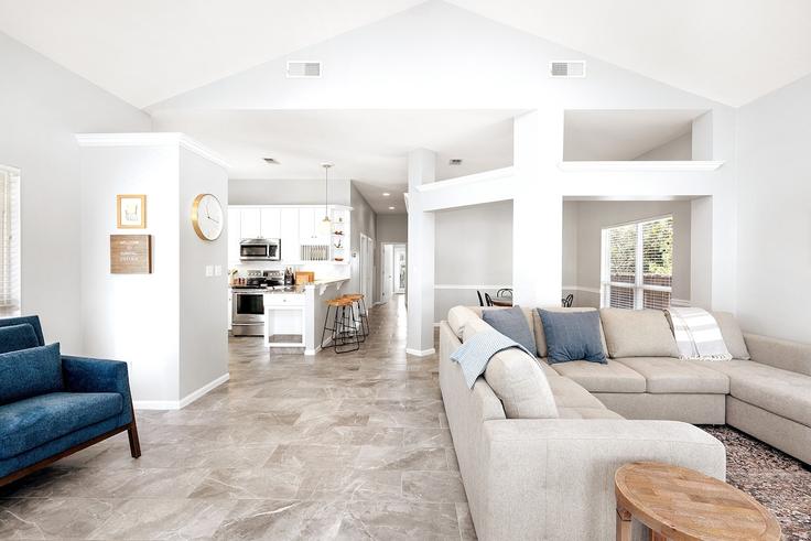 Sala de estar elegantemente projetada com móveis modernos em um apartamento no Building Windstarr Drive - mydestinbeachvacation - 1285903 - USA em Destin, Destin