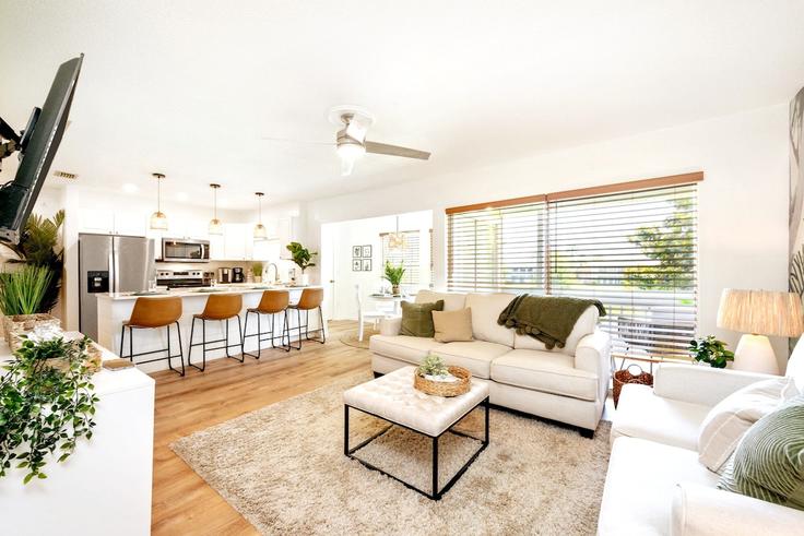 Sala de estar elegantemente projetada com móveis modernos em um apartamento no Building Gulf Terrace Drive - mydestinbeachvacation - 1285933 - USA em Destin, Destin