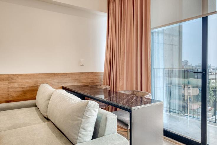 Mexico City Mexico CityのBuilding Avenida Chapultepec - myla-stays - 1356989のアパートメントにある、モダンな家具を備えたエレガントなデザインのリビングルーム Mexico City Mexico CityのBuilding Avenida Chapultepec - myla-stays - 1356989のアパートメントにある、モダンな家具を備えたエレガントなデザインのリビングルーム