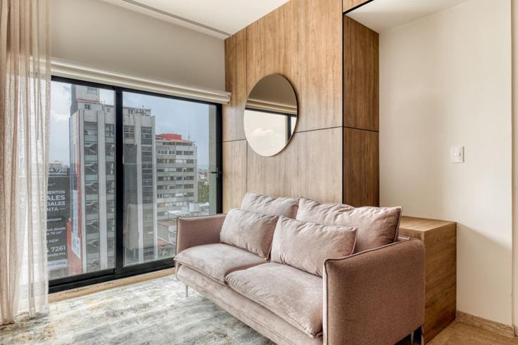 Elegant gestaltetes Wohnzimmer mit moderner Einrichtung in einer Wohnung im Building Salamanca - myla-stays - 1356992 in Mexico City, Mexico City