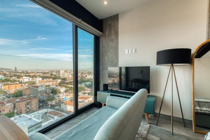Mexico City Mexico CityのBuilding Avenida Marina Nacional - myla-stays - 1357005のアパートメントにある、モダンな家具を備えたエレガントなデザインのリビングルーム