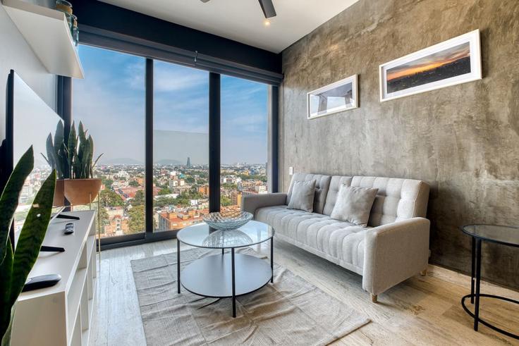 Salle de séjour élégante avec mobilier moderne dans un appartement à Building Avenida Marina Nacional - myla-stays - 1357010 à Mexico City, Mexico City