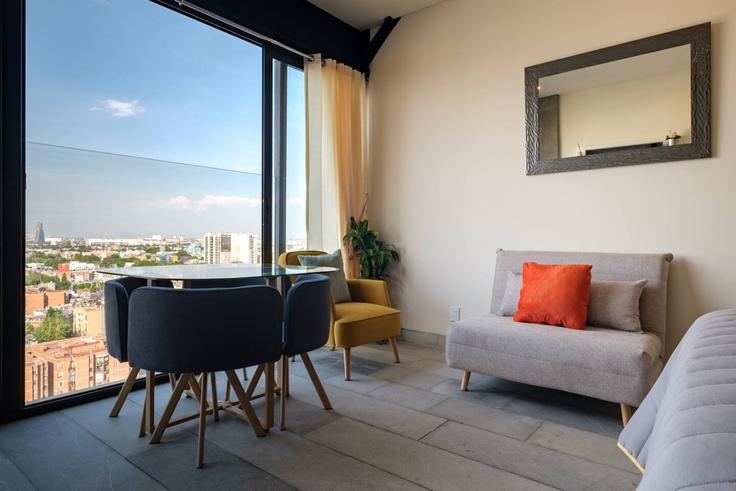 Elegant gestaltetes Wohnzimmer mit moderner Einrichtung in einer Wohnung im Building Avenida Marina Nacional - myla-stays - 1357012 in Mexico City, Mexico City Elegant gestaltetes Wohnzimmer mit moderner Einrichtung in einer Wohnung im Building Avenida Marina Nacional - myla-stays - 1357012 in Mexico City, Mexico City