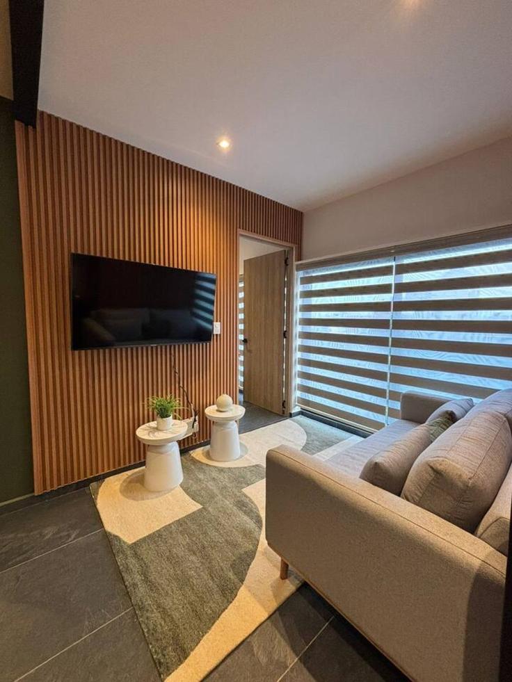 Elegante sala de estar con mobiliario moderno en un apartamento en Building Salamanca - myla-stays - 1357019 en Mexico City, Mexico City Elegante sala de estar con mobiliario moderno en un apartamento en Building Salamanca - myla-stays - 1357019 en Mexico City, Mexico City