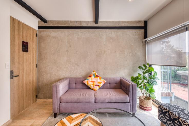 Elegant gestaltetes Wohnzimmer mit moderner Einrichtung in einer Wohnung im Building Salamanca - myla-stays - 1357022 in Mexico City, Mexico City