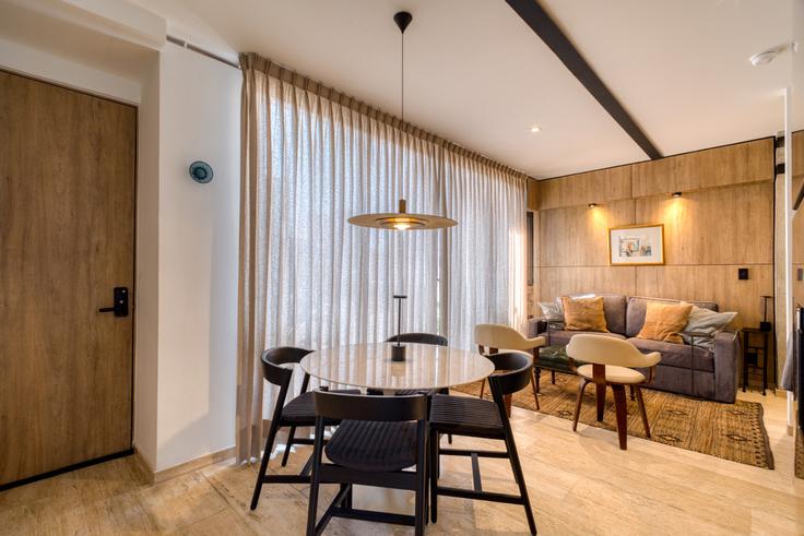 Sala de estar elegantemente projetada com móveis modernos em um apartamento no Building Salamanca - myla-stays - 1357023 em Mexico City, Mexico City