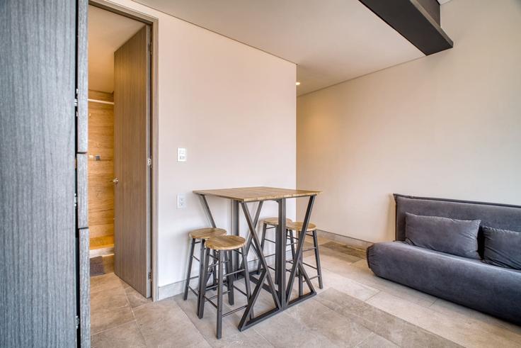 Salle de séjour élégante avec mobilier moderne dans un appartement à Building Avenida Marina Nacional - myla-stays - 1365882 à Mexico City, Mexico City