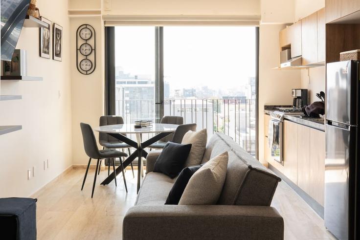 Sala de estar elegantemente projetada com móveis modernos em um apartamento no Building Avenida Chapultepec - myla-stays - 1511286 em Mexico City, Mexico City