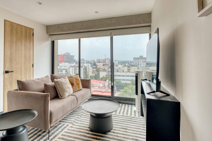 Elegante sala de estar con mobiliario moderno en un apartamento en Building Salamanca - myla-stays - 1563252 en Mexico City, Mexico City Elegante sala de estar con mobiliario moderno en un apartamento en Building Salamanca - myla-stays - 1563252 en Mexico City, Mexico City