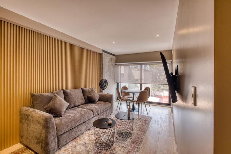 Elegant gestaltetes Wohnzimmer mit moderner Einrichtung in einer Wohnung im Building Salamanca - myla-stays - 1568782 in Mexico City, Mexico City