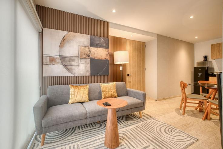 Elegant gestaltetes Wohnzimmer mit moderner Einrichtung in einer Wohnung im Building Salamanca - myla-stays - 1568797 in Mexico City, Mexico City