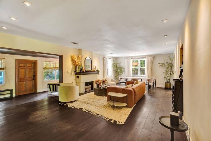 Elegant gestaltetes Wohnzimmer mit moderner Einrichtung in einer Wohnung im Building Northeast 60th Street - myluxbnb - 1632317 in Miami, Miami