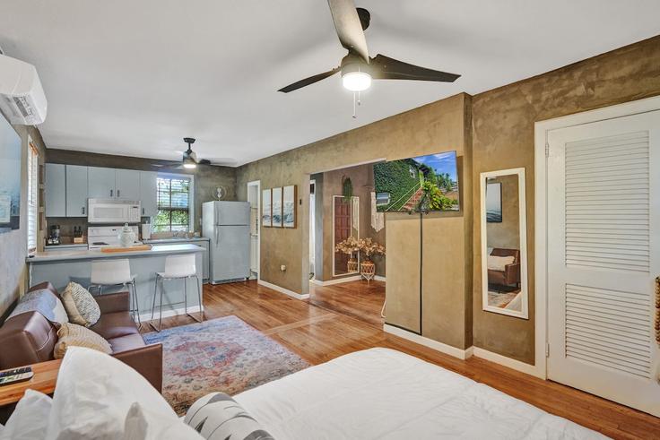 Elegant gestaltetes Wohnzimmer mit moderner Einrichtung in einer Wohnung im Building Northeast 60th Street - myluxbnb - 1632315 in Miami, Miami