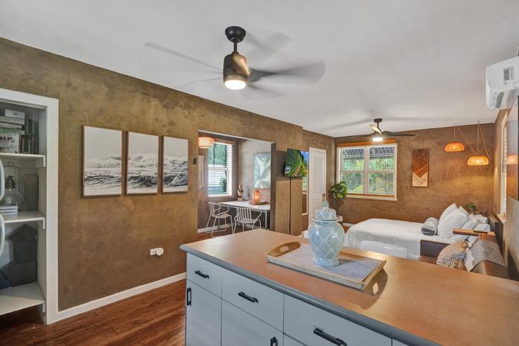 Elegant gestaltetes Wohnzimmer mit moderner Einrichtung in einer Wohnung im Building Northeast 60th Street - myluxbnb - 1632315 in Miami, Miami