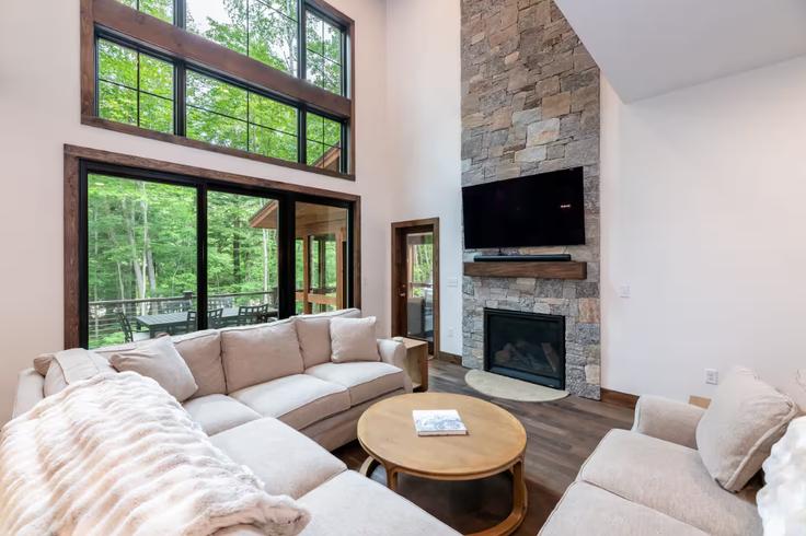 Building South Peak Road - myluxvaca - 1571375 adresindeki bir dairede modern mobilyalarla zarif bir şekilde tasarlanmış oturma odası Lincoln, Lincoln Building South Peak Road - myluxvaca - 1571375 adresindeki bir dairede modern mobilyalarla zarif bir şekilde tasarlanmış oturma odası Lincoln, Lincoln