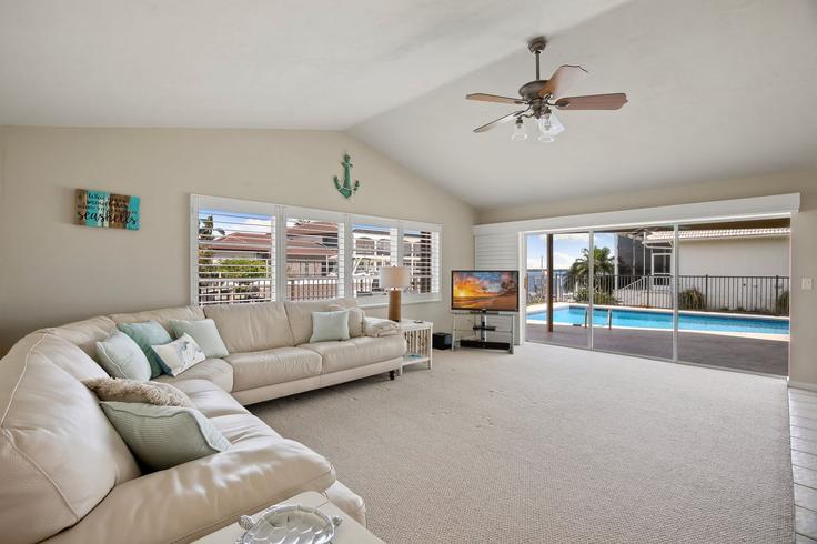 Salle de séjour élégante avec mobilier moderne dans un appartement à Building Magnolia Court - mypcv - 1325575 à Marco Island, Marco Island Salle de séjour élégante avec mobilier moderne dans un appartement à Building Magnolia Court - mypcv - 1325575 à Marco Island, Marco Island