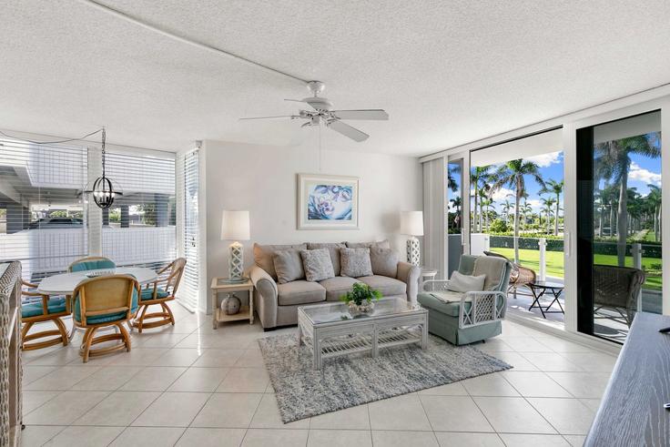Elegant gestaltetes Wohnzimmer mit moderner Einrichtung in einer Wohnung im Building North Collier Boulevard - mypcv - 1325572 in Marco Island, Marco Island