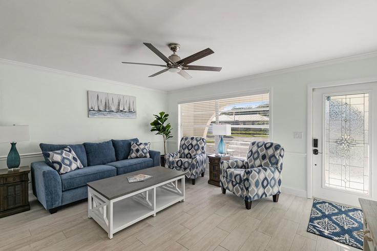 Building Bolero Way - mypcv - 1325569 adresindeki bir dairede modern mobilyalarla zarif bir şekilde tasarlanmış oturma odası Naples, Naples Building Bolero Way - mypcv - 1325569 adresindeki bir dairede modern mobilyalarla zarif bir şekilde tasarlanmış oturma odası Naples, Naples