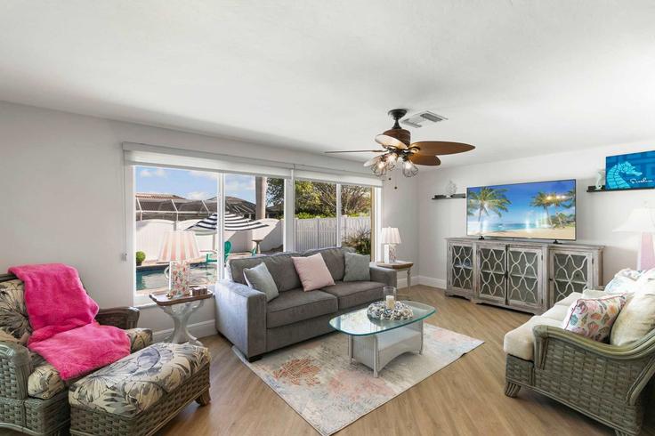 Salle de séjour élégante avec mobilier moderne dans un appartement à Building North Barfield Drive - mypcv - 1388740 à Marco Island, Marco Island Salle de séjour élégante avec mobilier moderne dans un appartement à Building North Barfield Drive - mypcv - 1388740 à Marco Island, Marco Island