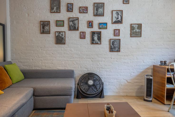 Elegant gestaltetes Wohnzimmer mit moderner Einrichtung in einer Wohnung im Building Callejón Heroes del 57 - myplace - 1021294 - MEX in Mexico City, Mexico City