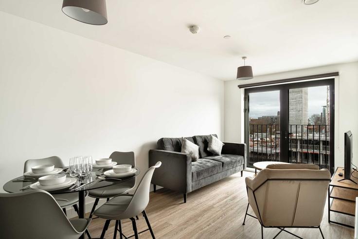 Elegante sala de estar con mobiliario moderno en un apartamento en Building Naylor Street - mypropertyhost - 1270538 - LON en Liverpool, Liverpool