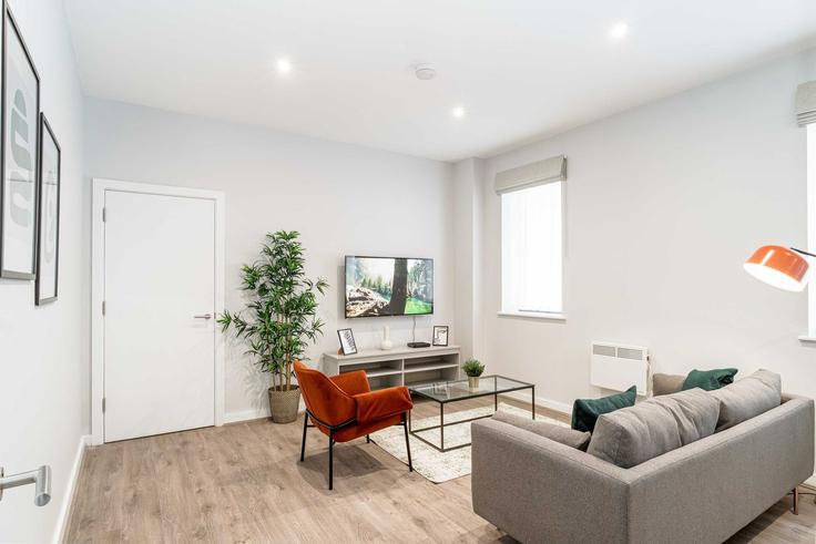 Elegant gestaltetes Wohnzimmer mit moderner Einrichtung in einer Wohnung im Building Crosby Road North - mypropertyhost - 1270542 - LON in Metropolitan Borough of Sefton, Liverpool