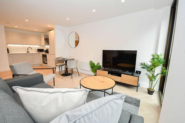 Sala de estar elegantemente projetada com móveis modernos em um apartamento no Building Lomax Street - mypropertyhost - 1270711 - LON em Manchester, Manchester