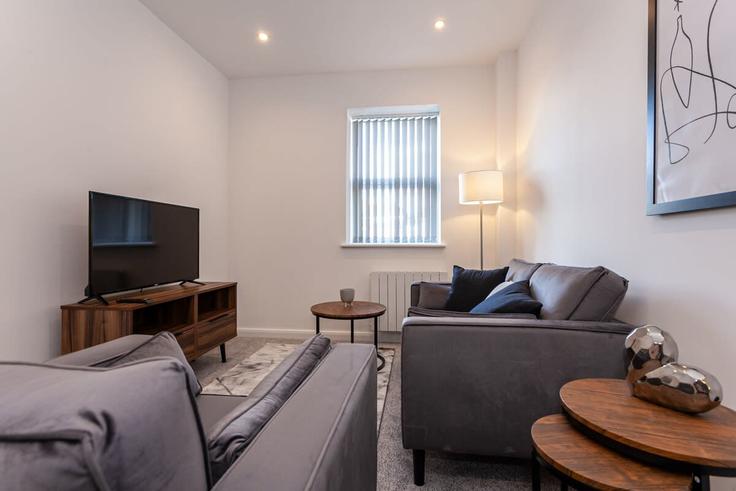 Elegante sala de estar con mobiliario moderno en un apartamento en Building Churchgate - mypropertyhost - 1467057 en Bolton District, Bolton