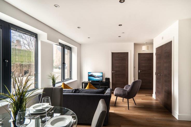 Sala de estar elegantemente projetada com móveis modernos em um apartamento no Building Talbot Road - mypropertyhost - 1270323 - LON em Trafford, Manchester Sala de estar elegantemente projetada com móveis modernos em um apartamento no Building Talbot Road - mypropertyhost - 1270323 - LON em Trafford, Manchester