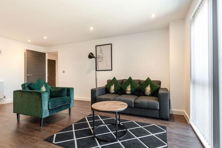 Elegante sala de estar con mobiliario moderno en un apartamento en Building Redeness Street - mypropertyhost - 1270091 - LON en York, York