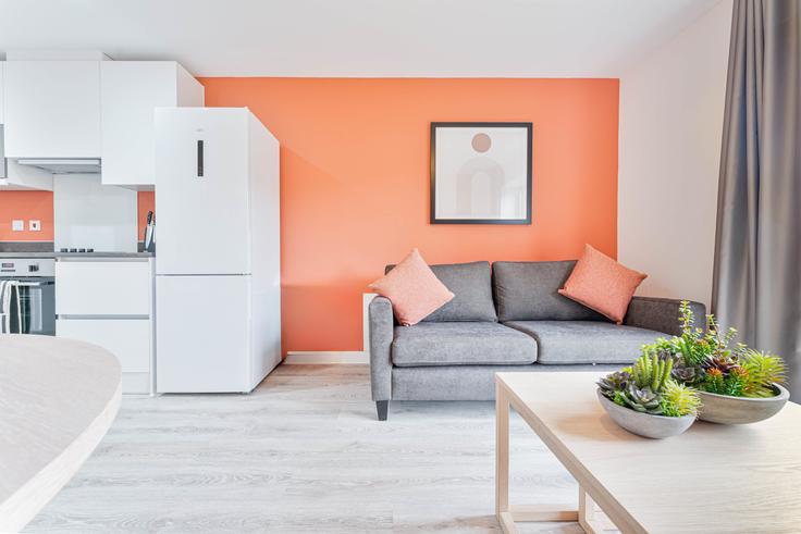 Elegant gestaltetes Wohnzimmer mit moderner Einrichtung in einer Wohnung im Building Bilsborrow Avenue - mypropertyhost - 1054421 - LON in Derby, Derby