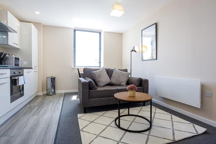 Sala de estar elegantemente projetada com móveis modernos em um apartamento no Building Windsor Street - mypropertyhost - 1270122 - LON em City of Salford, Salford
