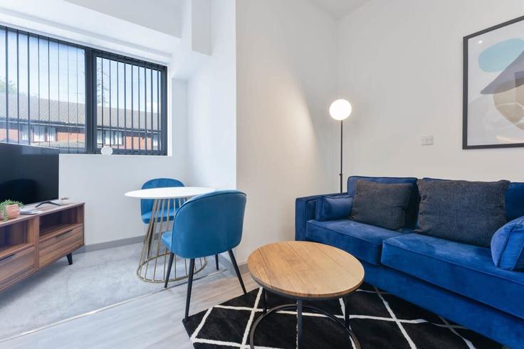Elegante sala de estar con mobiliario moderno en un apartamento en Building A461 - mypropertyhost - 1270136 - LON en Metropolitan Borough of Dudley, Brierley Hill Elegante sala de estar con mobiliario moderno en un apartamento en Building A461 - mypropertyhost - 1270136 - LON en Metropolitan Borough of Dudley, Brierley Hill