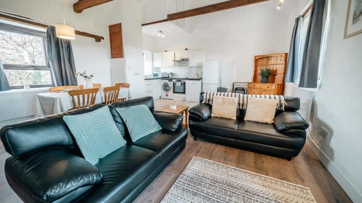 Sala de estar elegantemente projetada com móveis modernos em um apartamento no Building Farmhouse - mypropertyhost - 1270161 - LON em Bude, Bude