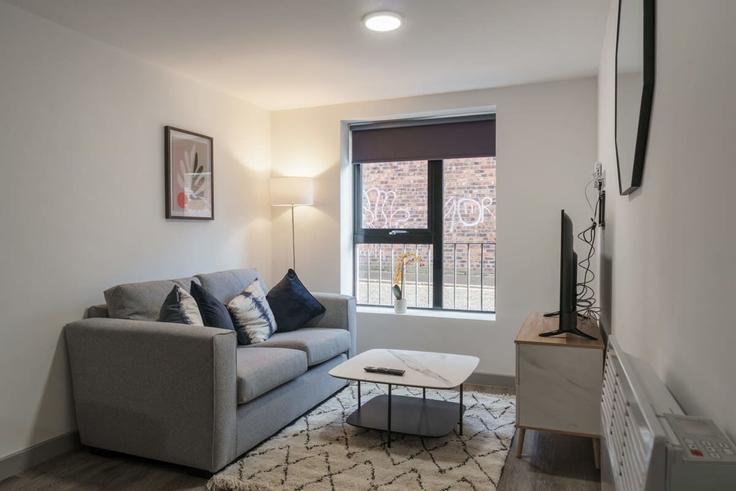 Elegante sala de estar con mobiliario moderno en un apartamento en Building Roscoe Street - mypropertyhost - 1270170 - LON en Liverpool, Liverpool