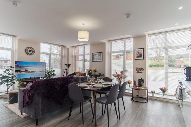 Elegant gestaltetes Wohnzimmer mit moderner Einrichtung in einer Wohnung im Building Goodiers Drive - mypropertyhost - 1270200 - LON in City of Salford, Salford Elegant gestaltetes Wohnzimmer mit moderner Einrichtung in einer Wohnung im Building Goodiers Drive - mypropertyhost - 1270200 - LON in City of Salford, Salford