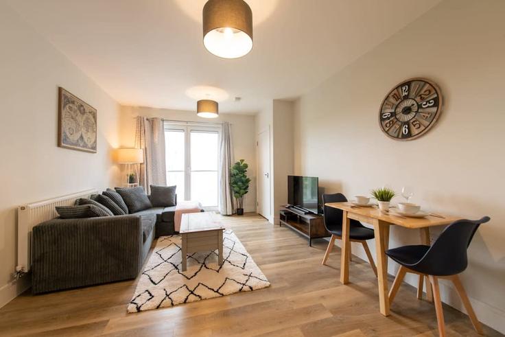 Elegant gestaltetes Wohnzimmer mit moderner Einrichtung in einer Wohnung im Building West Green Drive - mypropertyhost - 1270212 - LON in Crawley, Crawley