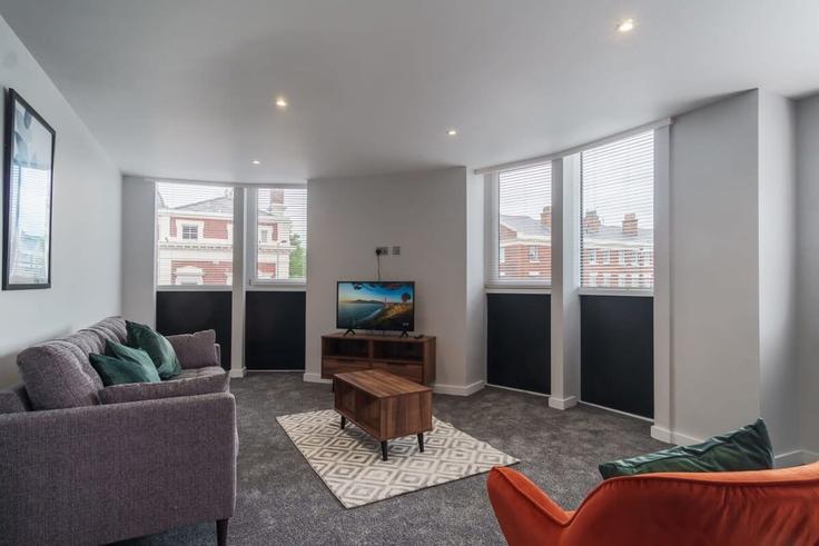 Elegante sala de estar con mobiliario moderno en un apartamento en Building Upper Parliament Street - mypropertyhost - 1270209 - LON en Liverpool, Liverpool