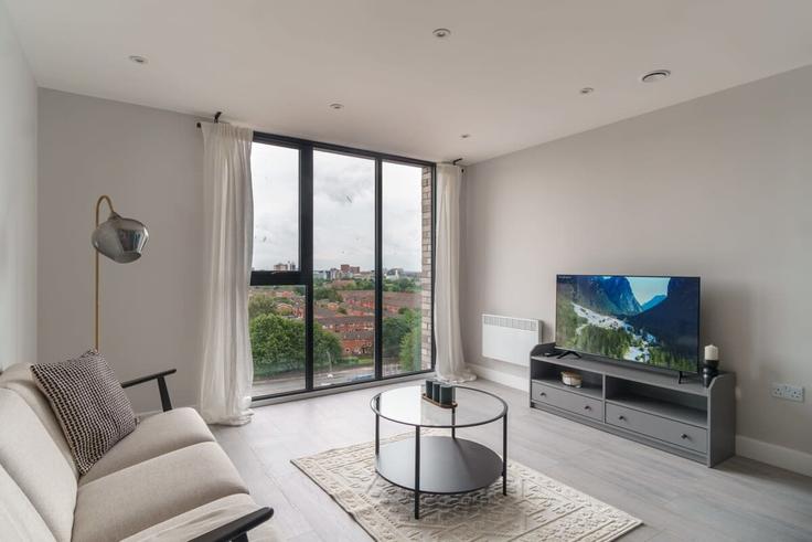 Elegant gestaltetes Wohnzimmer mit moderner Einrichtung in einer Wohnung im Building Oldfield Road - mypropertyhost - 1270224 - LON in City of Salford, Salford